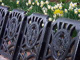 岩手公園、盛岡藩主南部家の定紋「向かい鶴」があしらわれた南部鉄器製のベンチ。